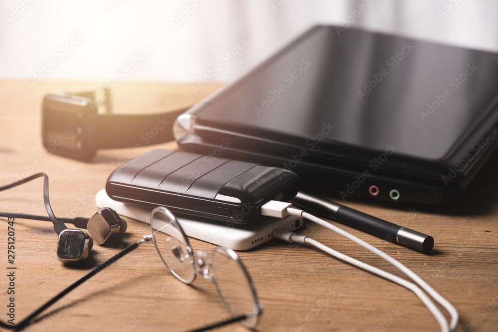 charging smartphone with power bank