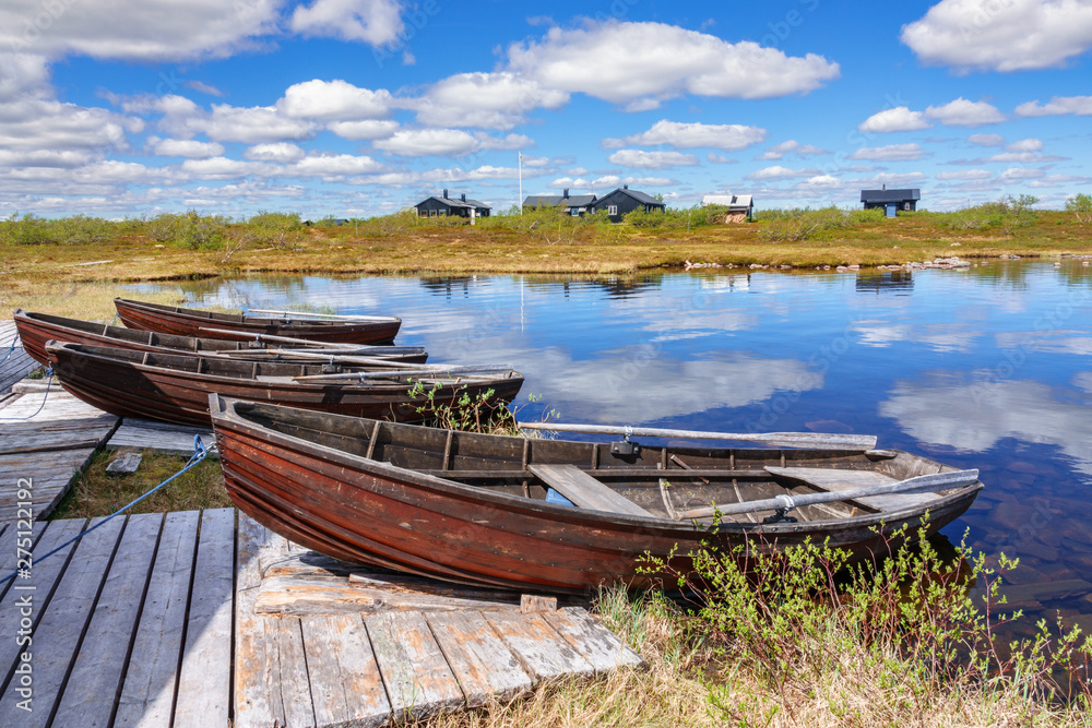 Obraz premium Rowing boats on a jetty by a lake