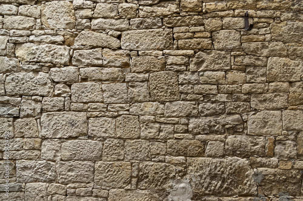 Alte gepflegte Sandsteinmauer aus gelbem Sandstein mit unregelmäßig großen und sehr kleinen Steinen Alte gepflegte Sandsteinmauer aus gelbem Sandstein mit unregelmäßig großen und sehr kleinen Steinen