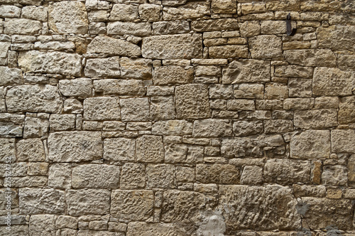 Alte gepflegte Sandsteinmauer aus gelbem Sandstein mit unregelmäßig großen und sehr kleinen Steinen
