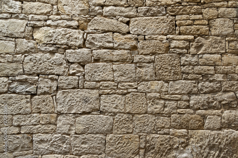 Alte gepflegte Sandsteinmauer aus gelbem Sandstein mit unregelmäßig großen und sehr kleinen Steinen Alte gepflegte Sandsteinmauer aus gelbem Sandstein mit unregelmäßig großen und sehr kleinen Steinen