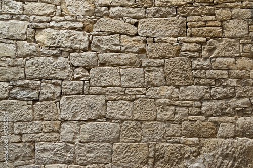 Alte gepflegte Sandsteinmauer aus gelbem Sandstein mit unregelmäßig großen und sehr kleinen Steinen