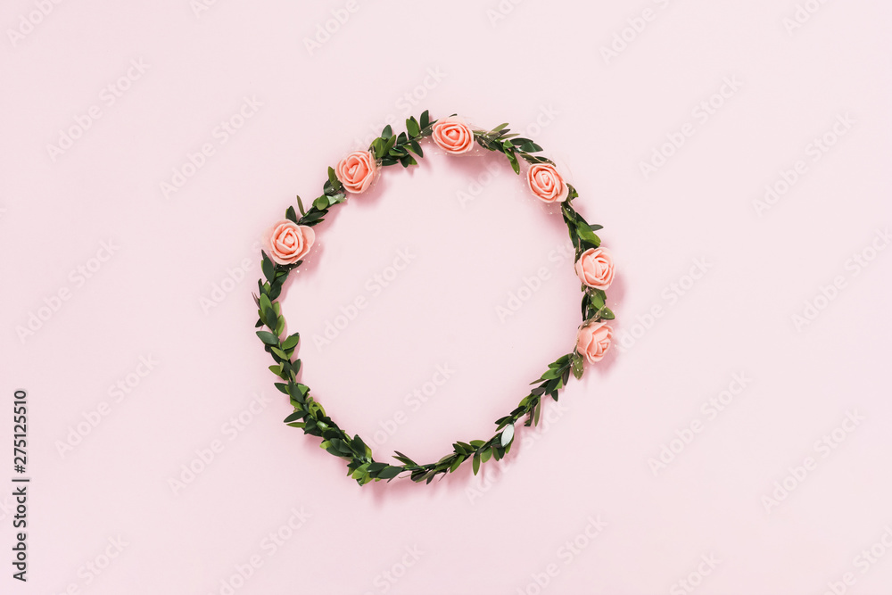 Obraz premium Tiara of artificial roses and leaves on pink background