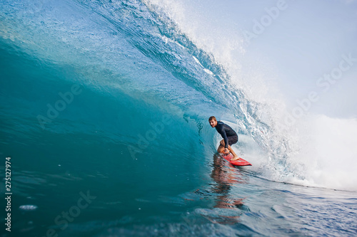 Surfer steht in der Tube