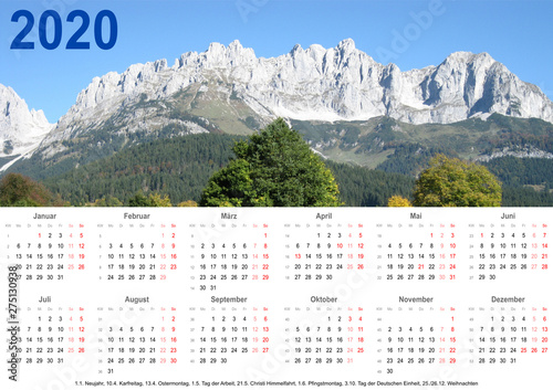Jahreskalender 2020 mit Berglandschaft und Feiertagen für Deutschland