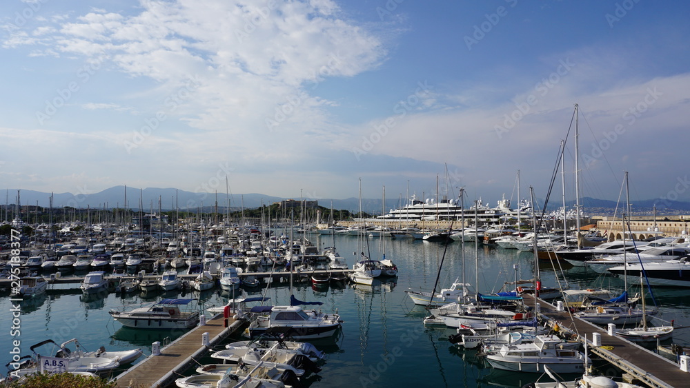 Hafen Antibes mit seiden Wasser, Boote und Milliadärsyachten