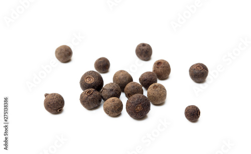  Scattered allspice isolated on white background