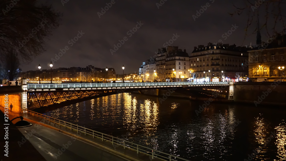 Brücke an der Seine an Paris, Wasser leuchtet in der Nacht, schön