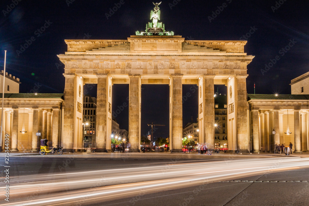 Obraz premium Dusk at the Brandenburger Tor (Brandenburg Gate) in Berlin, Germany