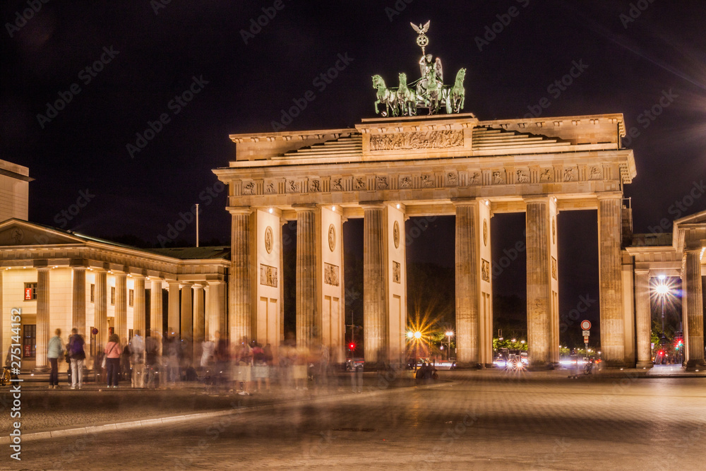 Obraz premium Berlin, Niemcy - 6 września 2017: Zmierzch w Brandenburger Tor (Brama Brandenburska) w Berlinie, Niemcy
