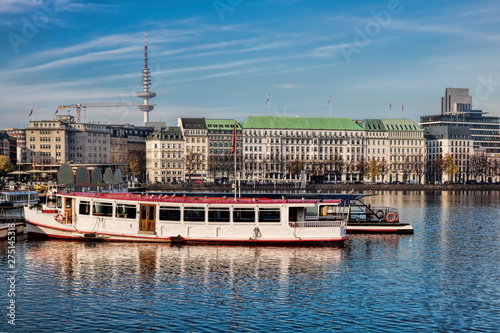 hafen mit touristenboot an der binnenalster in hamburg, deutschland