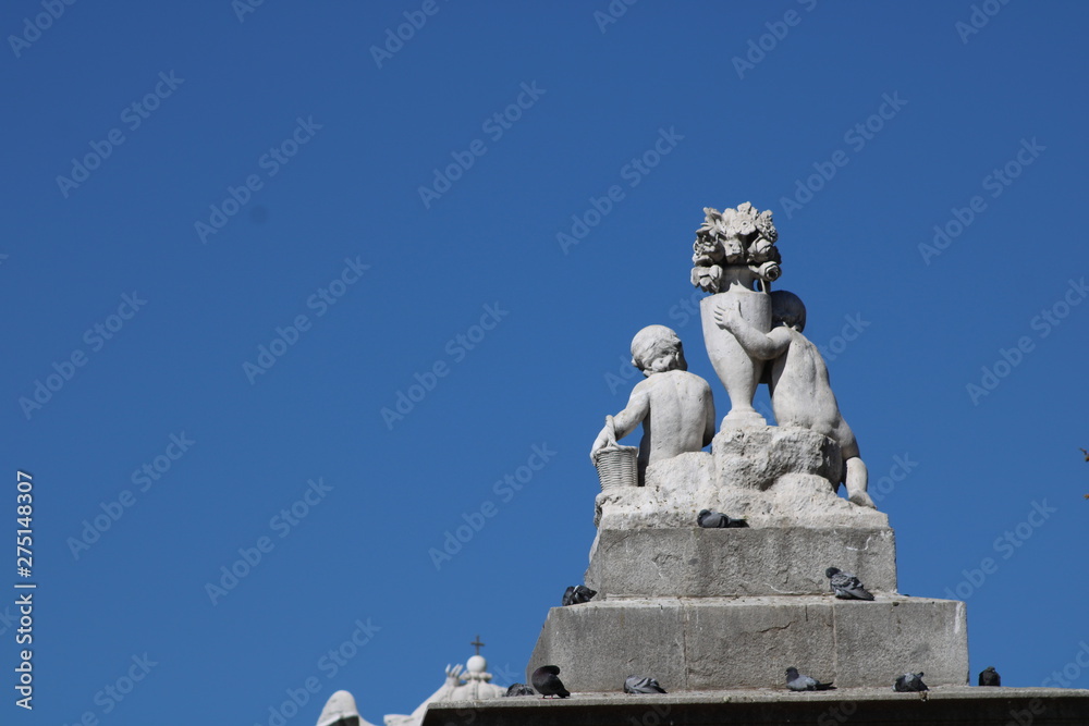 Estatua de unos niños en una puerta del Parque del Retiro de Madrid, España