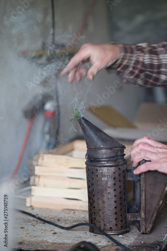 Obraz na płótnie fumigation of bees - a device for making smoke used in beekeeping during honey extraction w salonie