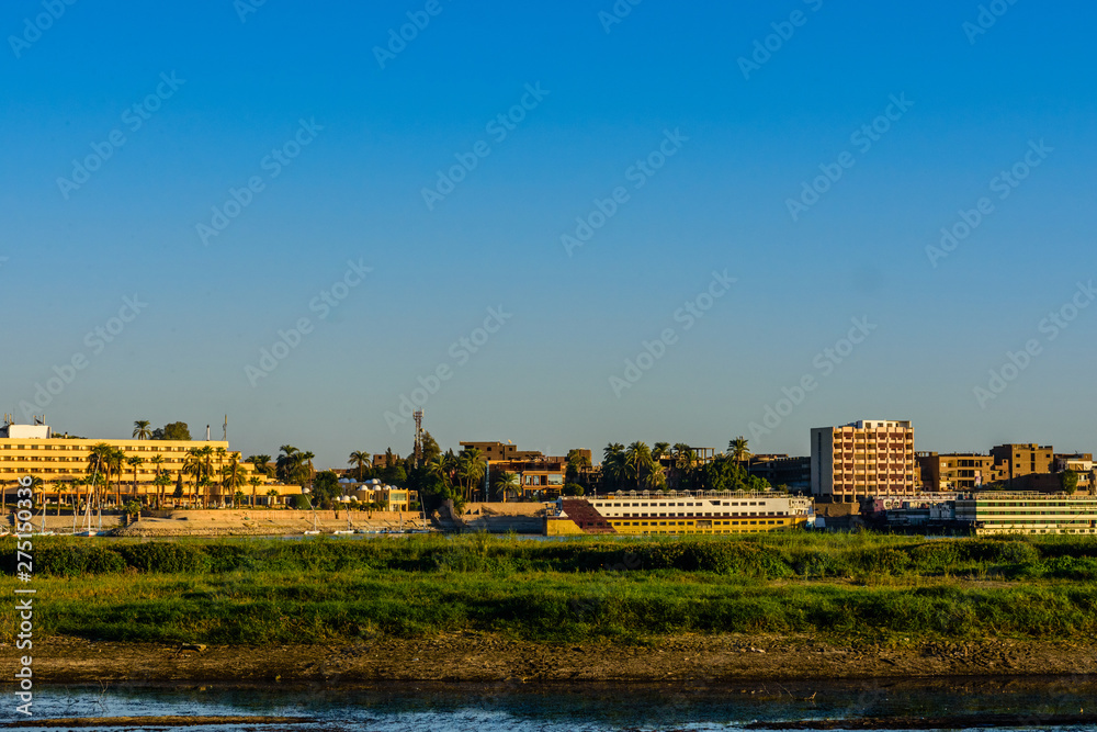 Obraz premium Different vessels near the bank of the Nile river in Luxor, Egypt.