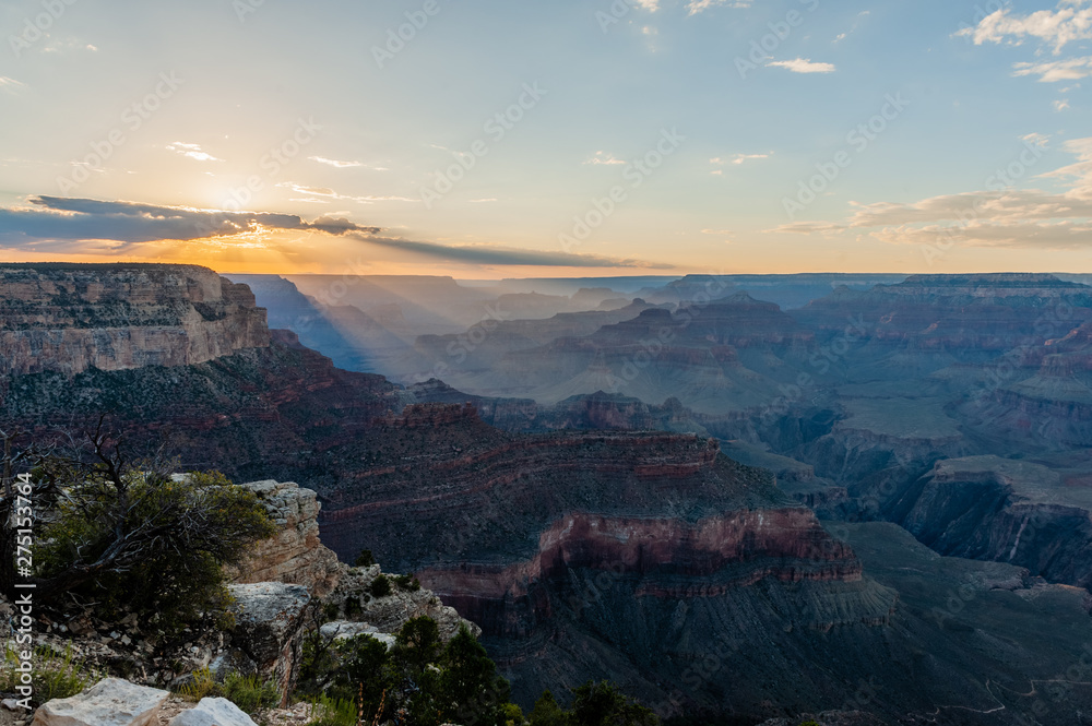 Fototapeta premium The setting sun sinking below the horizon of the Grand Canyon, near Yavapai point on the southern canyon rim.