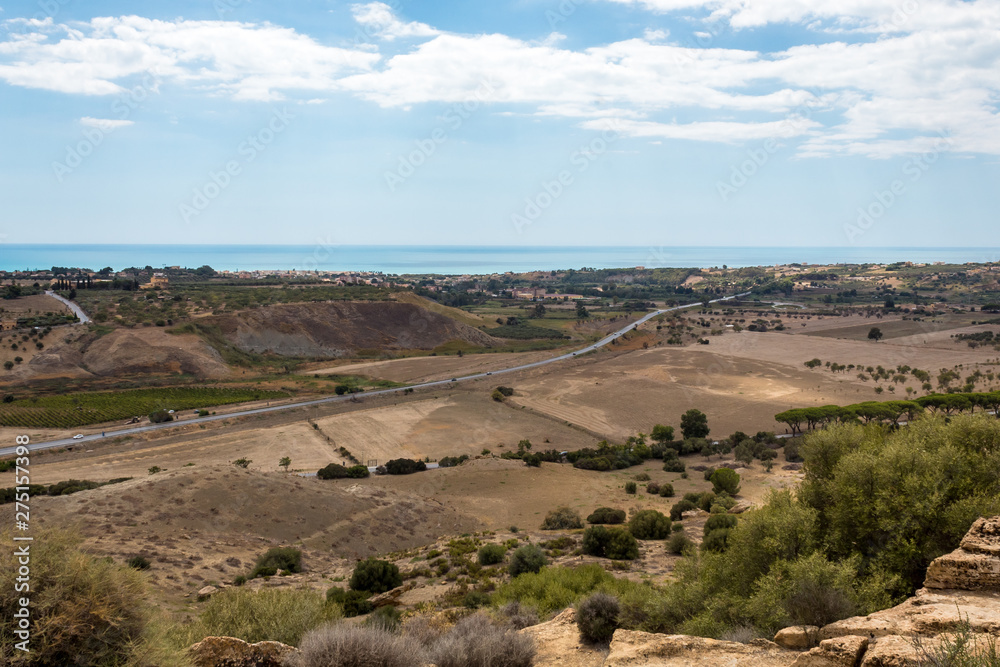 Una vista di prati e alberi da Agrigento che punta verso il mare - Sicilia