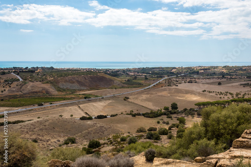 Una vista di prati e alberi da Agrigento che punta verso il mare - Sicilia