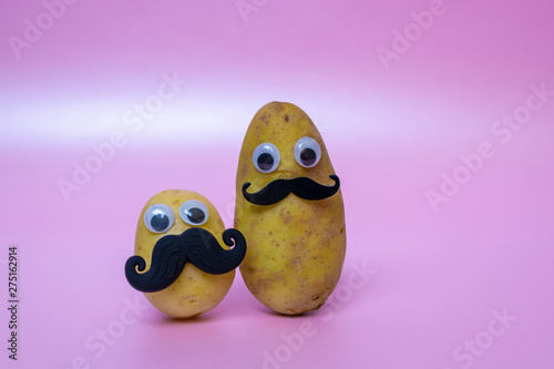 Obraz na płótnie funny potato head with face on pink background w salonie