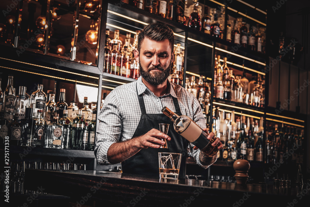 Fototapeta premium Rzetelny barman robi napoje dla klientów kameralnej restauracji.