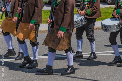 Marschierende Schützenkompanie in Stubaier Tracht