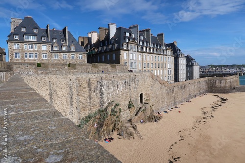 Saint-Malo en Bretagne, vue sur les immeubles surplombant la plage du Môle (France)