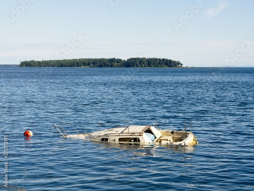 Sunken boat © pr2is
