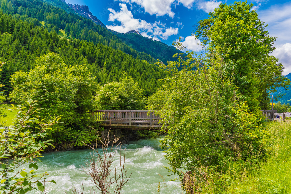 Naklejka premium Holzbrücke über den Wildbach Ruetz in Neustift im Stubaital