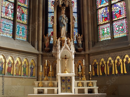 Kapelle - Marmoraltar und bunte Kirchenfenster