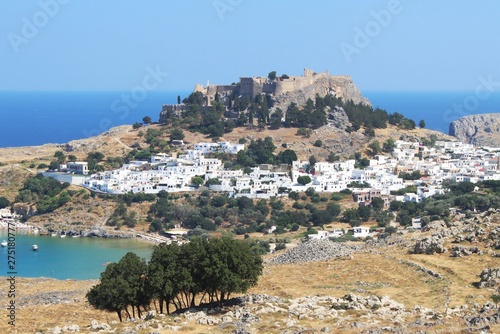 Blick auf Lindos mit Hafen und Akropolis, Rhodos, Griechenland  photo