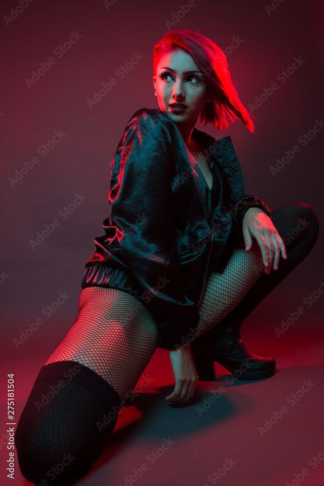 Chica  moda, rojo azul negro color gel estudio punk rock chamarra arriesgada