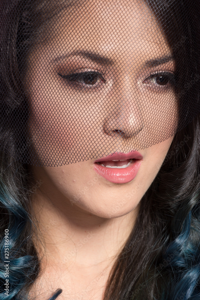 Chica en estudio morado con cabello ombré fashion linda sexym emociones faciales Chica en estudio morado con cabello ombré fashion linda sexym emociones faciales