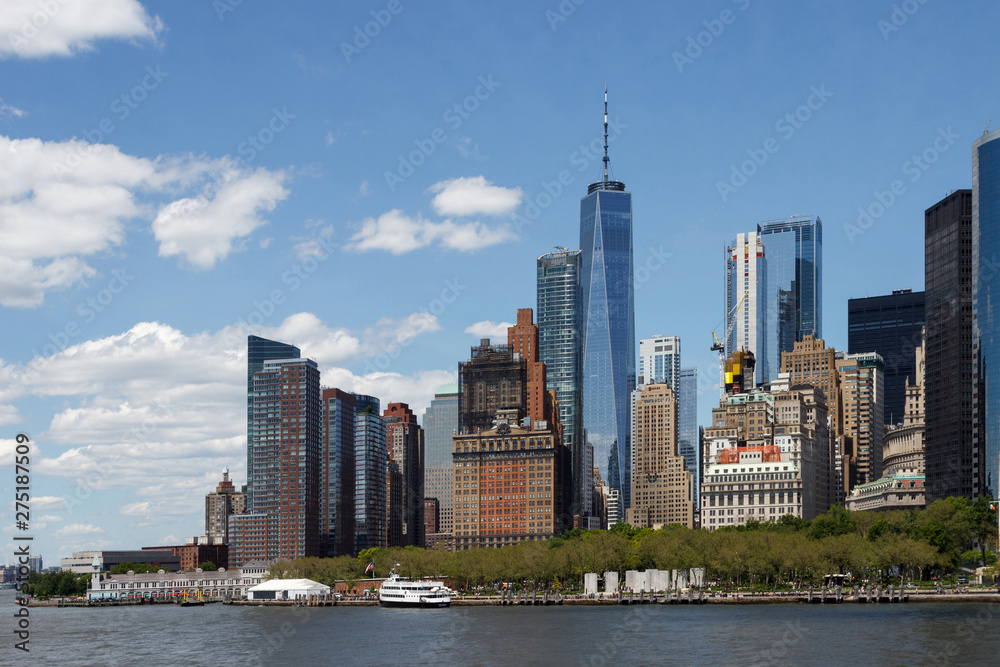 Obraz premium Skyscrapers of New York from the side of the gall. Skyscraper Manhattan. High-tech style in architecture. Skyscrapers of a modern city on a sunny summer day.