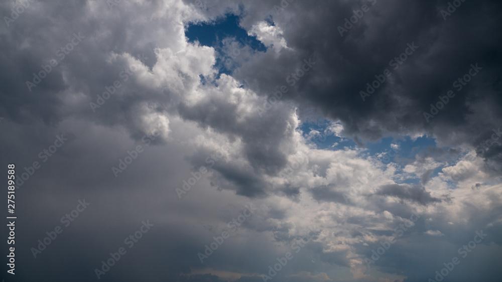 Obraz premium Stormy Clouds Gather to Start the Rain