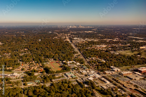 Valokuva atlanta city skyline and suburbs from ariplane
