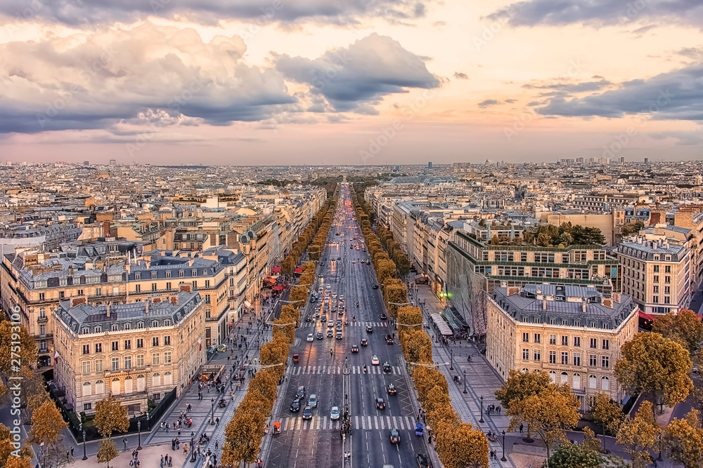 Champs-Elysees avenue in Paris at sunset - obrazy, fototapety, plakaty 