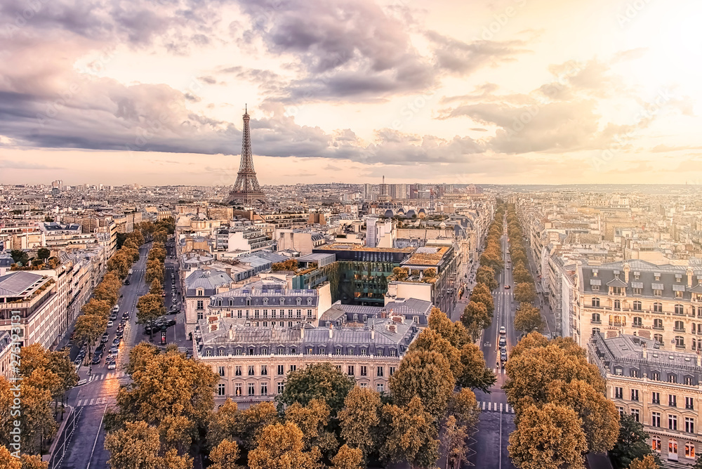 Obraz premium Paris city with Eiffel Tower viewed from the Arc De Triomphe