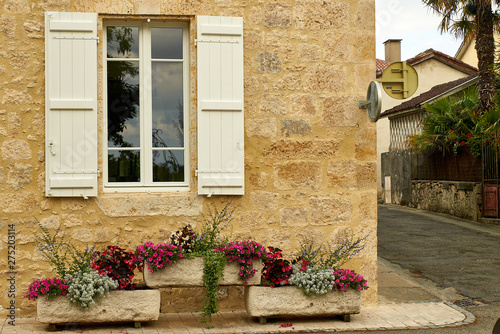 Fenêtre et jardinières fleuries