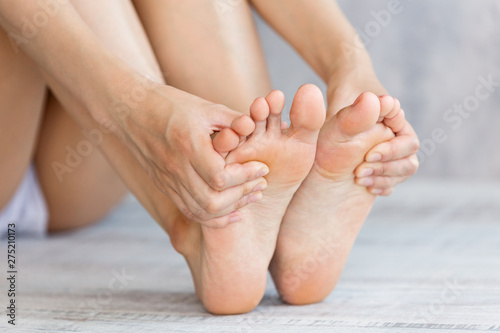 足を触る女性 © kei907
