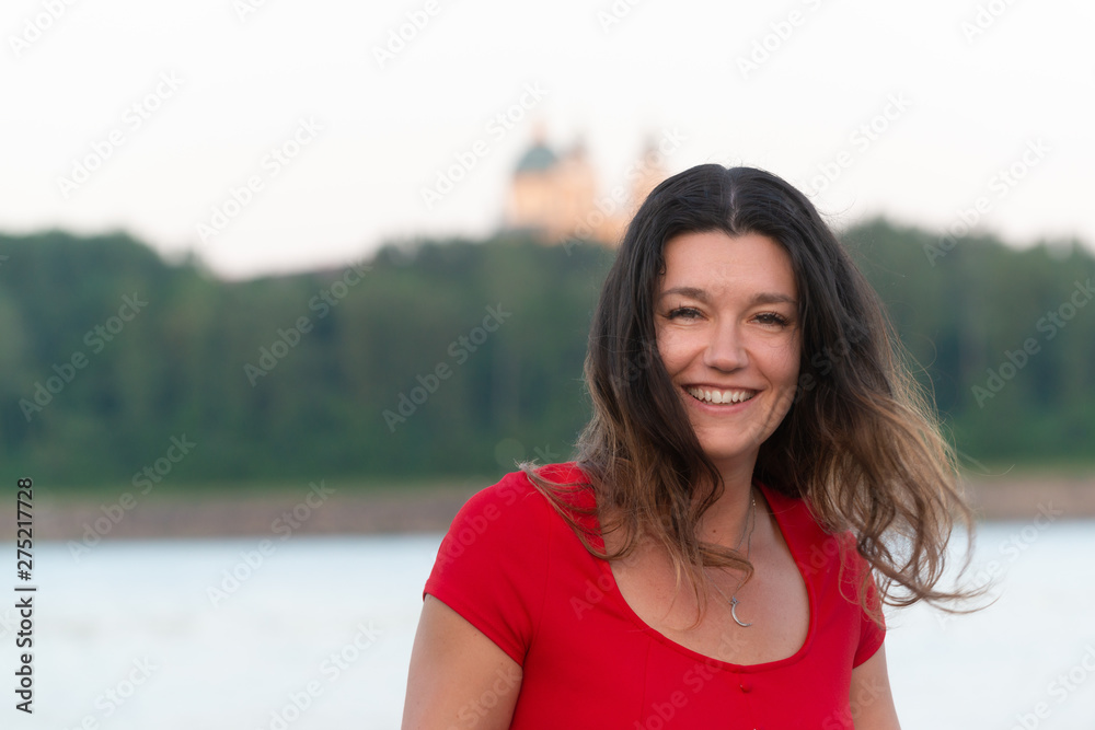 Outdoorportrait strahlende junge Frau