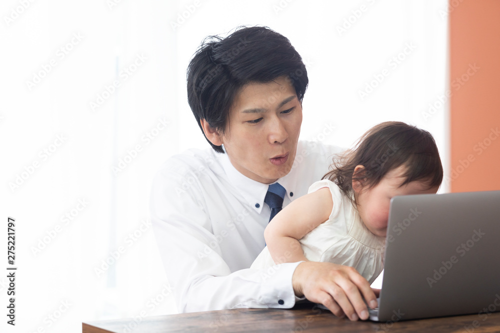 リビングで仕事をする父親