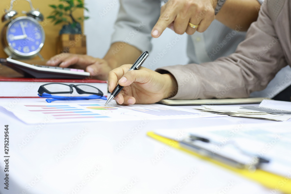 The business team is calculating and analyzing current online trading trends. The business team is calculating and analyzing current online trading trends.