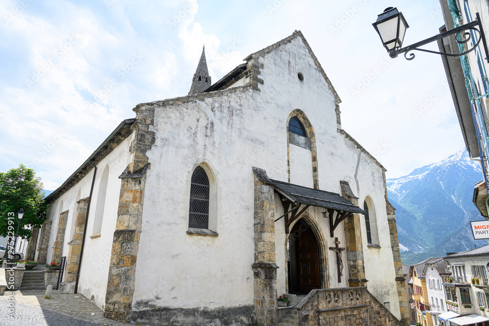 Aussenansicht der Kirche von Leuk-Stadt, Wallis, Schweiz