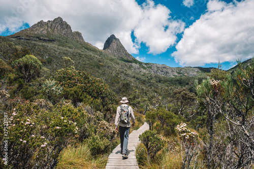 Cuadro en lienzo Cradle Mountain hiking Tasmania Australia
