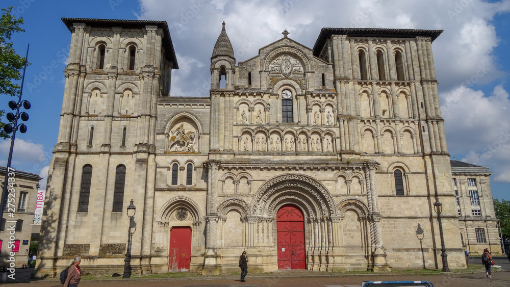 Naklejka premium Bordeaux - beautiful city in France, New Aquitaine