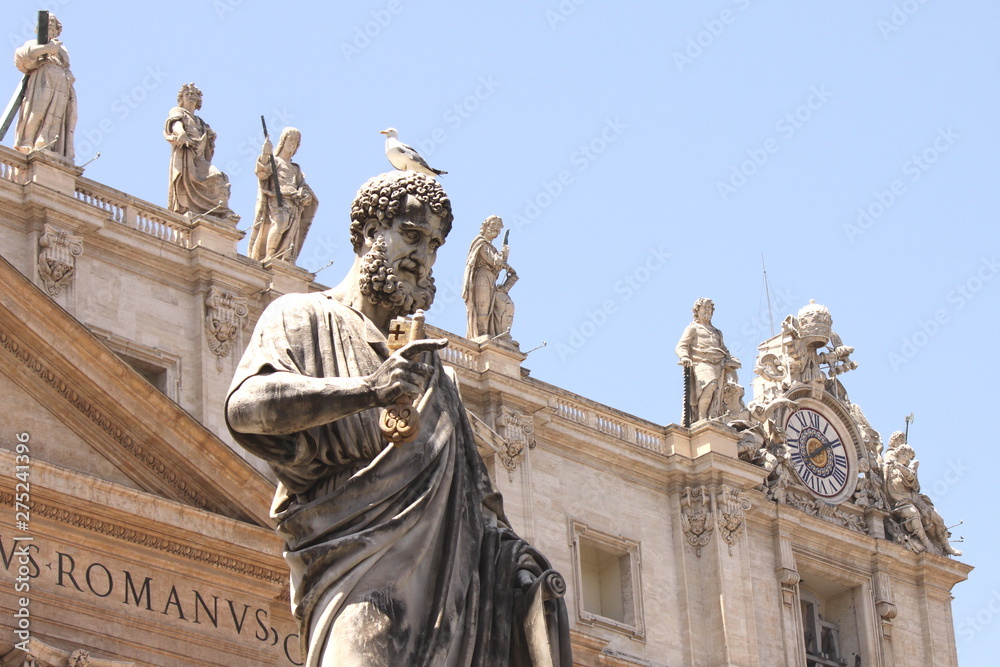 Obraz premium Saint Peter's Basilica in St. Peter's Square, Vatican City. Vatican Museum, Rome, Italy.