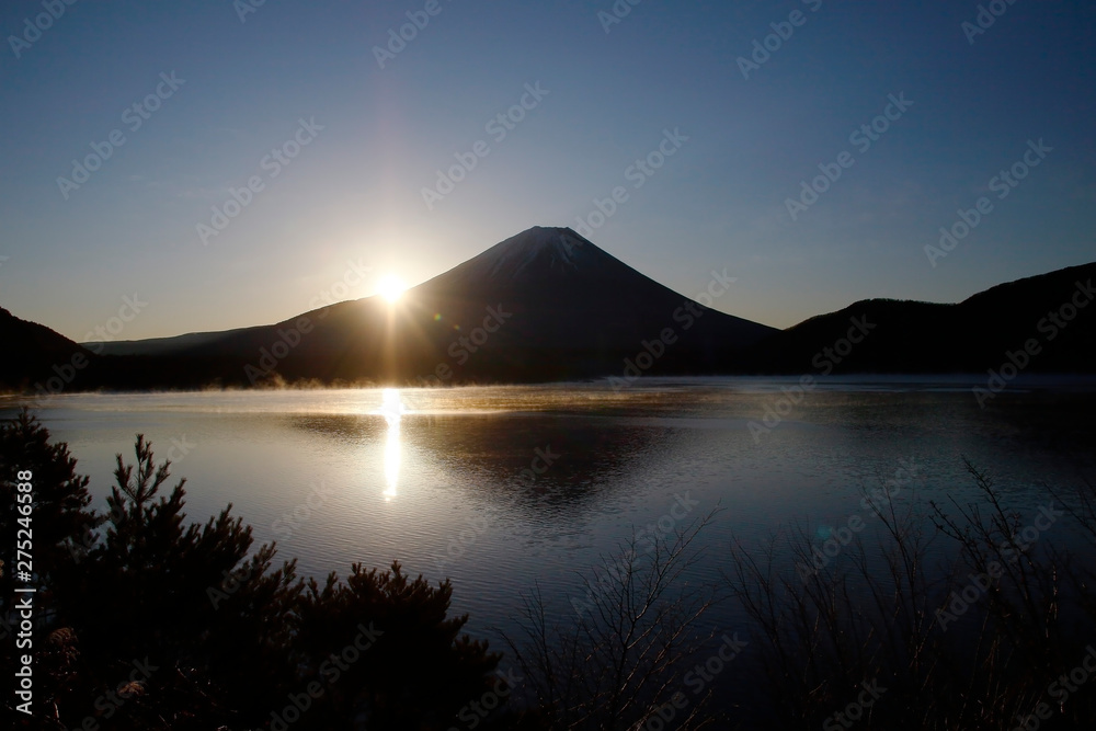 本栖湖　富士山からの日の出　山梨県