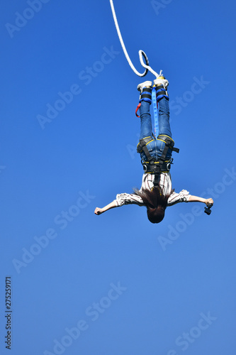バンジージャンプをする女性 photo