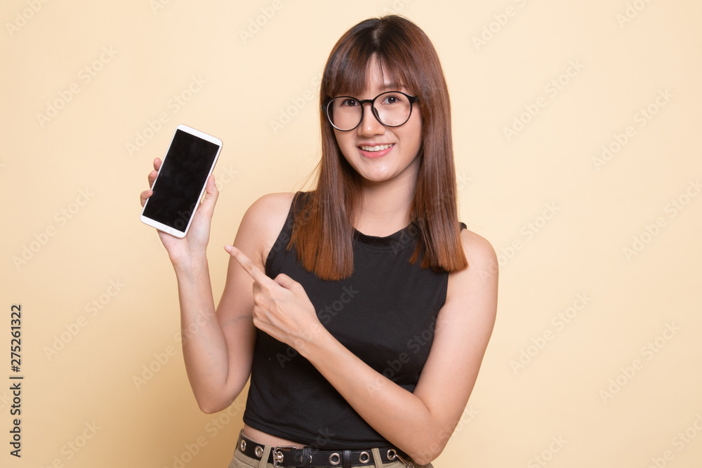 Young Asian woman point to mobile phone.