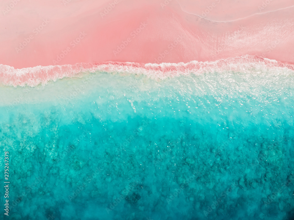 Fototapeta Tropikalna różowa plaża z błękitnym morzem. Wyspy Komodo - widok z lotu ptaka