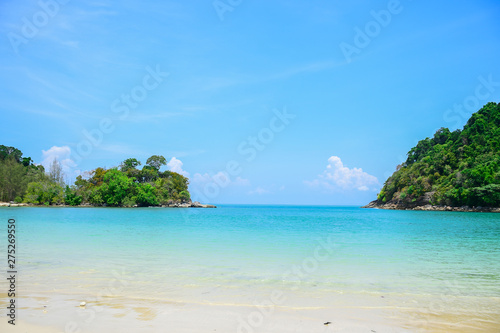 Fototapeta Naklejka Na Ścianę i Meble -  The beauty of the sea, the beach And the blue sky of Koh Kam, Laem Son National Park, Ranong Province, Thailand.